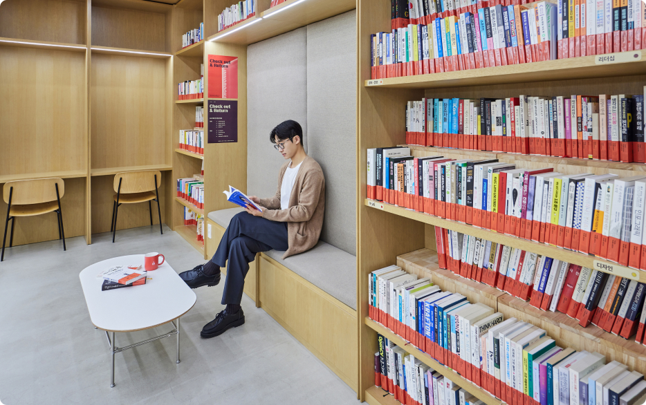 사내 도서관에서 책 읽는 남성의 모습